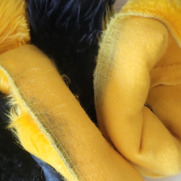 Sexiest bee costume ever! - Picture 7 of 7